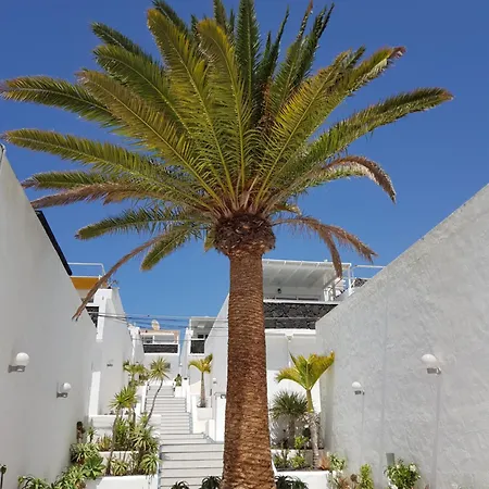 Stunning 2 Bedroom Duplex Close To Main With Seaviews 公寓