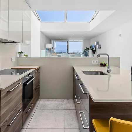 Stunning 2 Bedroom Duplex Close To Main With Seaviews 公寓 *