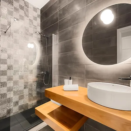 Stunning 2 Bedroom Duplex Close To Main With Seaviews 卡门港