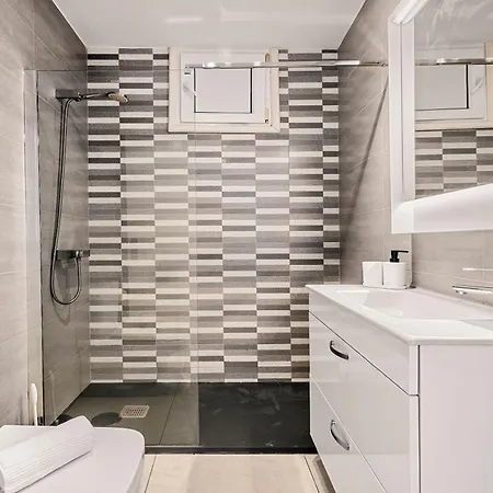 Stunning 2 Bedroom Duplex Close To Main With Seaviews * 卡门港