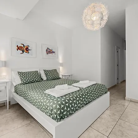 Stunning 2 Bedroom Duplex Close To Main With Seaviews 公寓 *