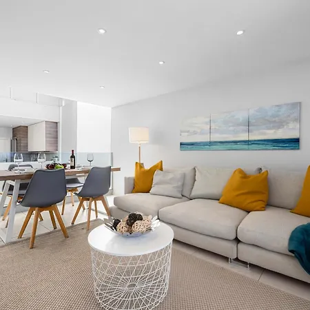 Stunning 2 Bedroom Duplex Close To Main With Seaviews 卡门港