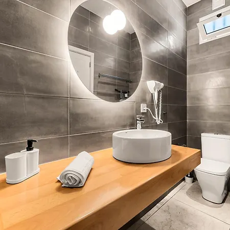 Stunning 2 Bedroom Duplex Close To Main With Seaviews * 卡门港