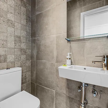 Stunning 2 Bedroom Duplex Close To Main With Seaviews