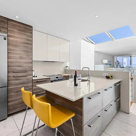 Stunning 2 Bedroom Duplex Close To Main With Seaviews 公寓